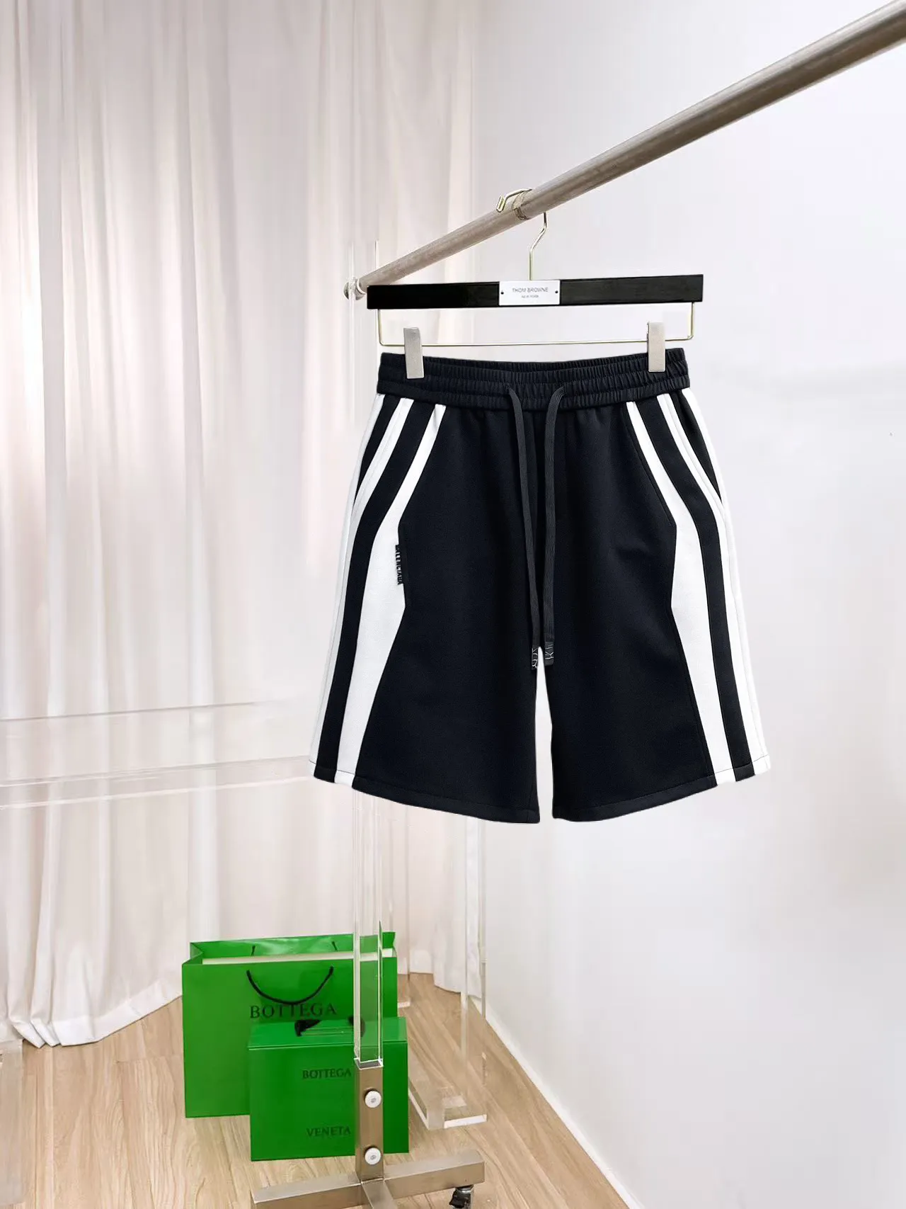 Balenciaga's three-standard complete 2026 summer New Arrival men's casual shorts, advanced custom-made Breathable fabric, Breathable fabric, extremely stretchy and comfortable, impeccable details, top-grade accessories, original logo design concept, delicate and soft feel! The upper body fit is awesome! Size: M-XXXL Please state your height and weight when ordering